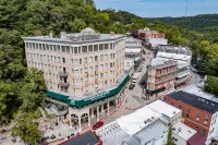 1905 Basin Park Hotel Hotels in Cedar Township