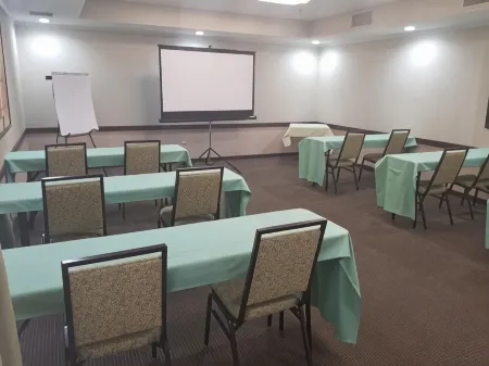 Holiday Inn Express Little Rock-Airport Отели рядом с достопримечательностью «ESSE Purse Museum»