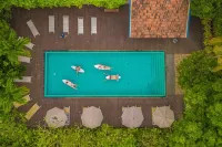 We Escape - Private Pool