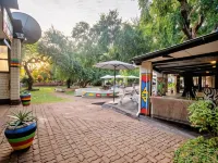 鞋帶背包客 Lion Encounter Zimbabwe附近的飯店