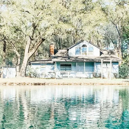 Beautiful 2 story house overlooking the water. Has arcade & Close to the springs