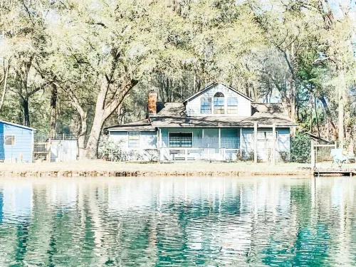 Beautiful 2 story house overlooking the water. Has arcade & Close to the springs