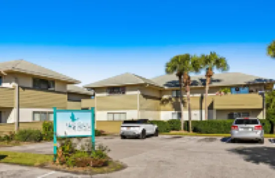 Bright condo with pool, W/D & central AC - close walk to the beach