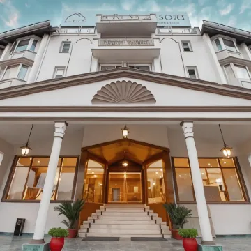 8Fold by LaRiSa Hotels near The mall