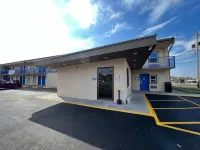 Super 8 by Wyndham Paducah I-24 Exit 4 - parking