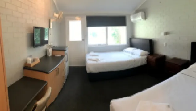 Bateau Bay Hotel