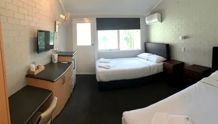 Bateau Bay Hotel Отели в г. Форрестерс Бич