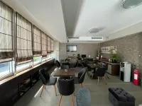 Queen's Hotel - Zebra Centre - breakfast