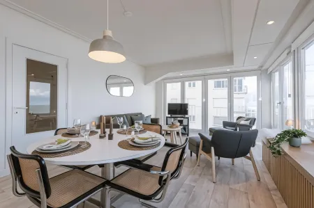 Huswell - Beautiful Seaview Apartment with Private Garage