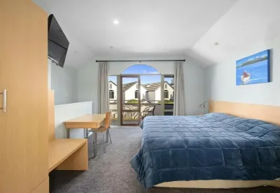 Nice place, great lakeside locationHeated Pool,Spa Bath,Strong WiFi,SKY TV