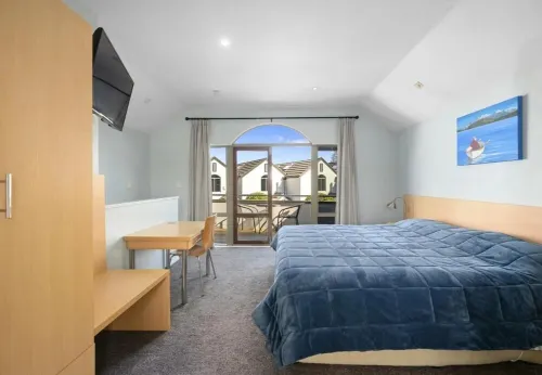 Nice place, great lakeside locationHeated Pool,Spa Bath,Strong WiFi,SKY TV