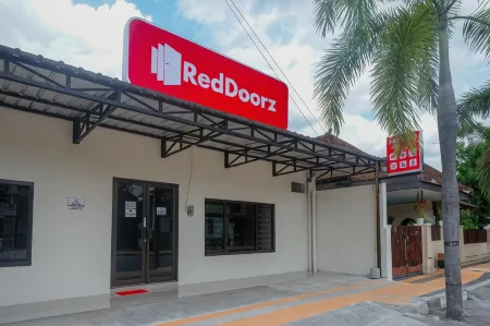 RedDoorz Syariah Near RS Soeradji Pemuda Klaten Отели рядом с достопримечательностью «Titik Nol KM Kota Klaten»
