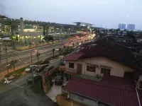 The b'Hotel - parking