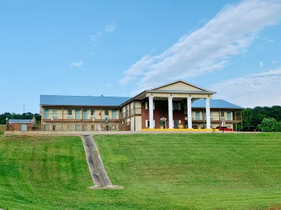 Weston Inn & Suites Hotel in zona Rusk, TX Footbridge