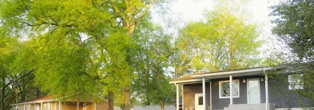 Updated cottage across from Lake Barkley, awesome patio, pets welcome!