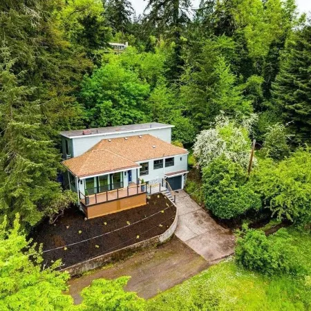 Contemporary 3bedroom / 2 bathroom house close to UO