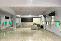 Hotel O Surya HotelNearTaman Anggrek Pkk Watansoppeng Soppeng Regency 호텔