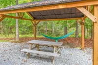 Bear Paw Cottage #4 Queen Log Bed:  Peaceful ; Pet Friendly; Close to Helen!