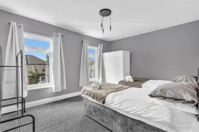 3BR, 2 bath, driveway, garden Hotels near Goldcliff