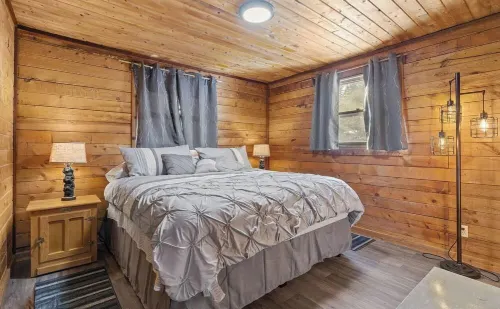 Cozy 3-bedroom cabin in fabulous Worley with AC, WiFi, and a game room.