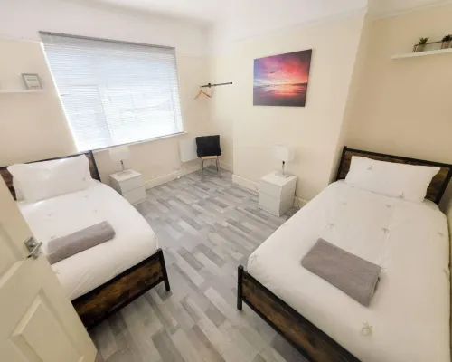 Spacious 4BR House, Garden Retreat, Parking Hotels in Wallasey