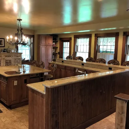 Spacious 5-bedroom farmhouse in delightful Kenoza Lake with WiFi, AC,