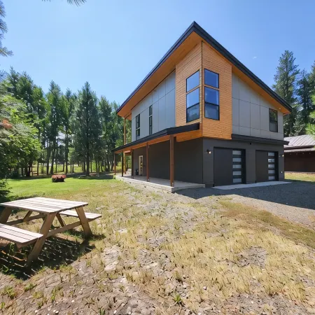 Modern Charming 3-Bedroom House in Marvelous Ronald with WiFi, AC, Ping Pong.
