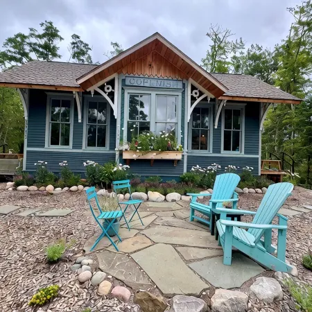 Charming & renovated airy Train Depot turned cottage steps from Lake Michigan