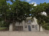 Almond Tree Studio - Modern A/C Apartment w/2 Queen beds in St. James のホテル
