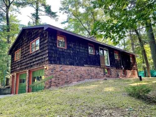 NEW! Charming 3BR/2BA Lake House in the Woods of the desirable Black River area - 4 ดาว