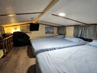 So much to enjoy at this 2-bedroom cottage in Charming Lakeside. - Wifi