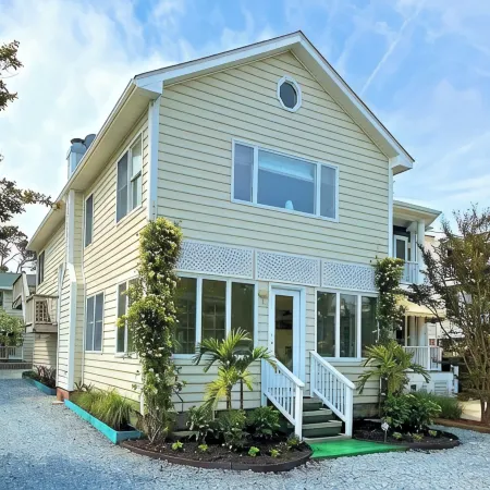 Oceanblock 4 bed / 4 full baths with Courtyard, Outdoor Shower, 2 Decks