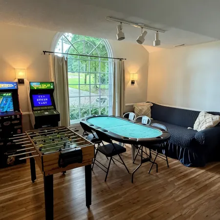 Spacious Lakehouse, Arcade Games, Huge Flat Yard, Premium Linens Included! Отели в г. Стэнли