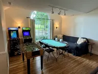 Spacious Lakehouse, Arcade Games, Huge Flat Yard, Premium Linens Included!