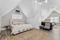 Milwaukee Bayview Getaway with Private Hot Tub