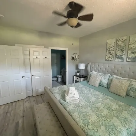 PROMO 5% WEEKLY DISCOUNT!New Listing Golfer Haven w/Patio Pool & Beach shuttle