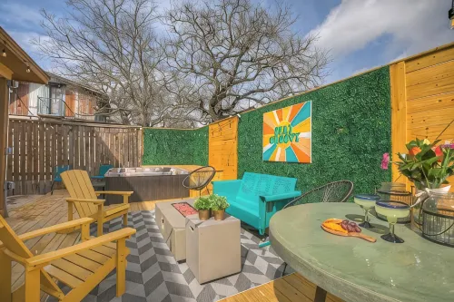 Luxury Modern Home with Hot Tub Deck & Firepit! - 4 stjerner
