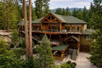 Waterfront Paradise Lodge: Private Dock, Pickleball, Volleyball, Fire Pit Nights