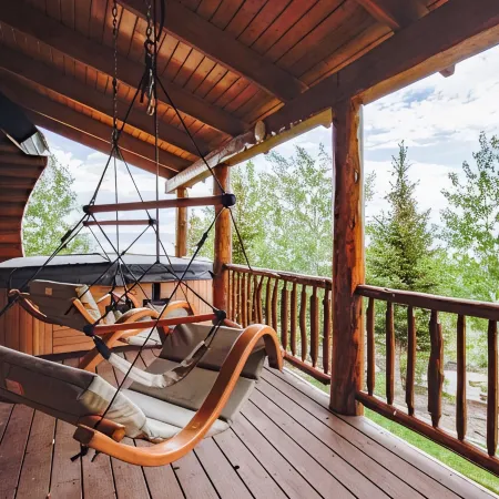 Beautiful original log cabin, minutes from Garden City and Bear Lake beaches.