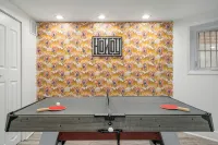 Retro Disco Cowboy Fun, Walk to Wrigley, Restaurants/Bars! 15 mins to downtown! - Bungalows