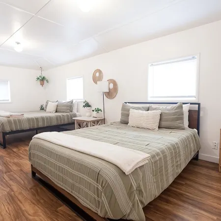 Cozy Guesthouse Close to Parks, 20 min to U of O , 8 min to Airport