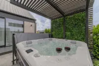 Stylish Home w/ Private Spa, Indoor & Outdoor Fire - Villas