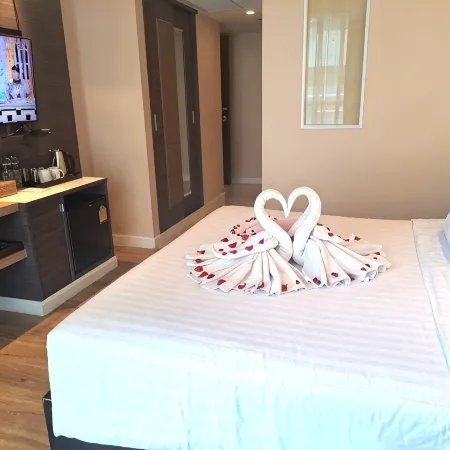 Amora NeoLuxe Suites Hotel Отели рядом с достопримечательностью «Станция BTS Пхром Пхонг»