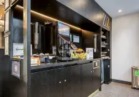 Roomzzz Manchester Victoria - servizio colazione