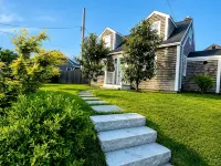 Entire cottage, walk to/from ferry & downtown, newly renovated, parking on site Hotels in Tisbury