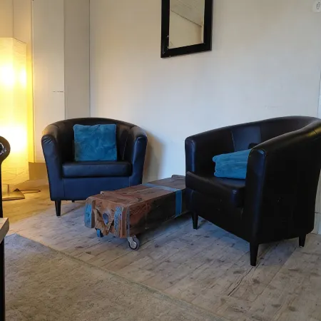 Spacious vacation apartment with fireplace and barrel sauna in the sheltered garden.