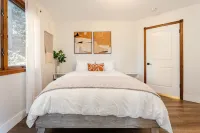Serene Treetop Getaway- Cozy & Modern Tri-Level Mountain Cabin - balcony