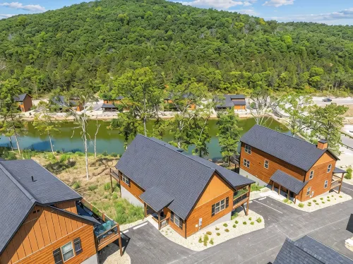 Cozy Lakeside Cabin, Close to Hollister: Outdoor/Indoor Pool, Hot Tub on Deck!