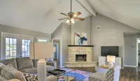 Charming 3-bedroom house with AC, WiFi. Walk to down town historic Boerne Tx