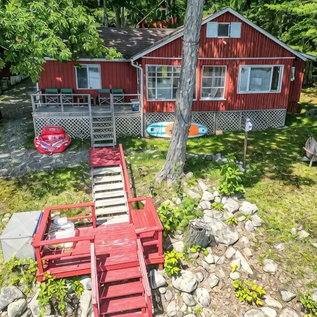 Classic Maine 3-bedroom steps from Great Pond, newly decorated, work or play!